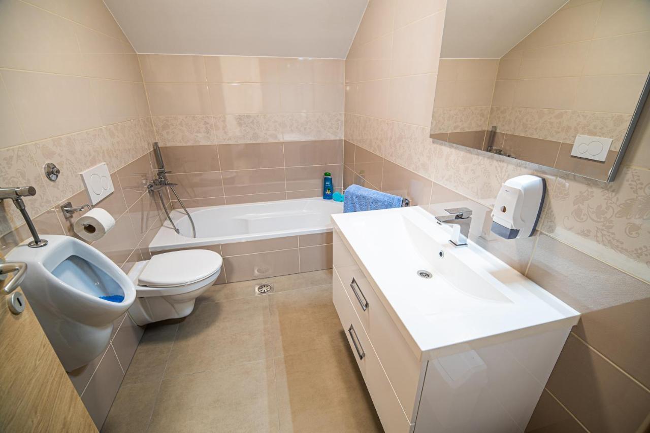 Holiday Home With Hot Tub And Sauna Sabina Rovte Exteriör bild