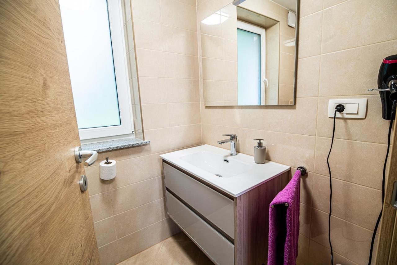 Holiday Home With Hot Tub And Sauna Sabina Rovte Exteriör bild